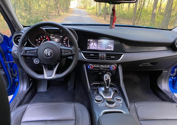 Alfa Romeo Giulia cena 114999 przebieg: 9000, rok produkcji 2021 z Warka małe 137
